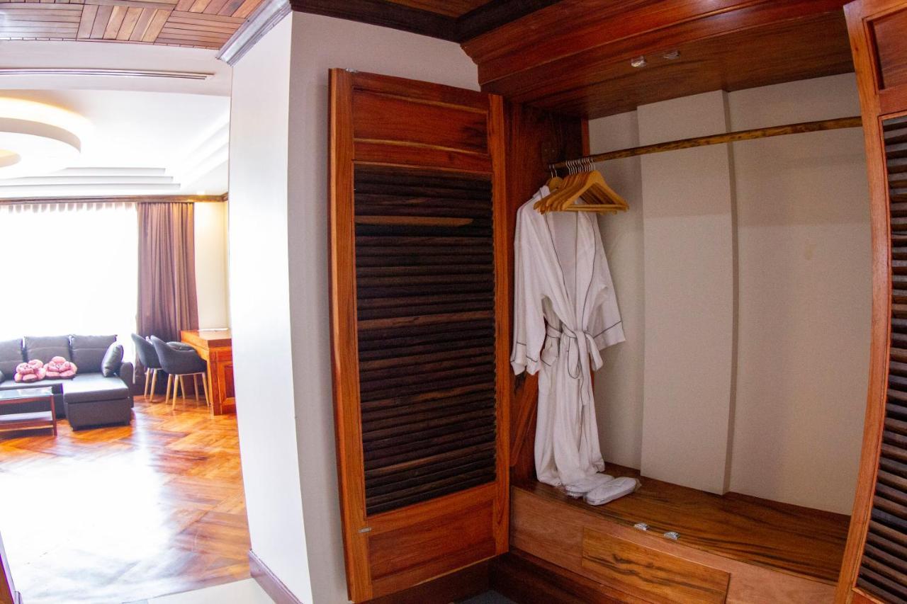 Kampong Thom Palace Hotel Exterior photo