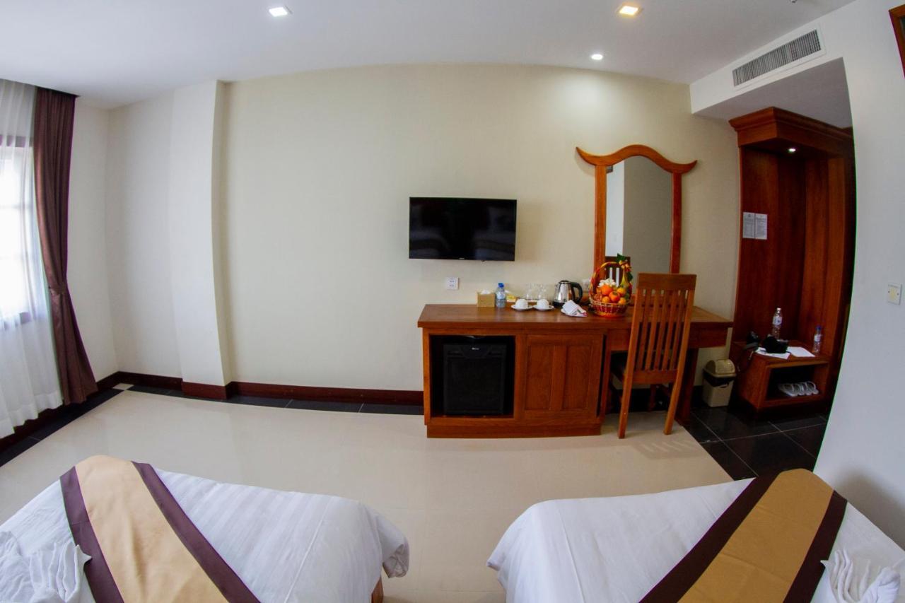 Kampong Thom Palace Hotel Exterior photo
