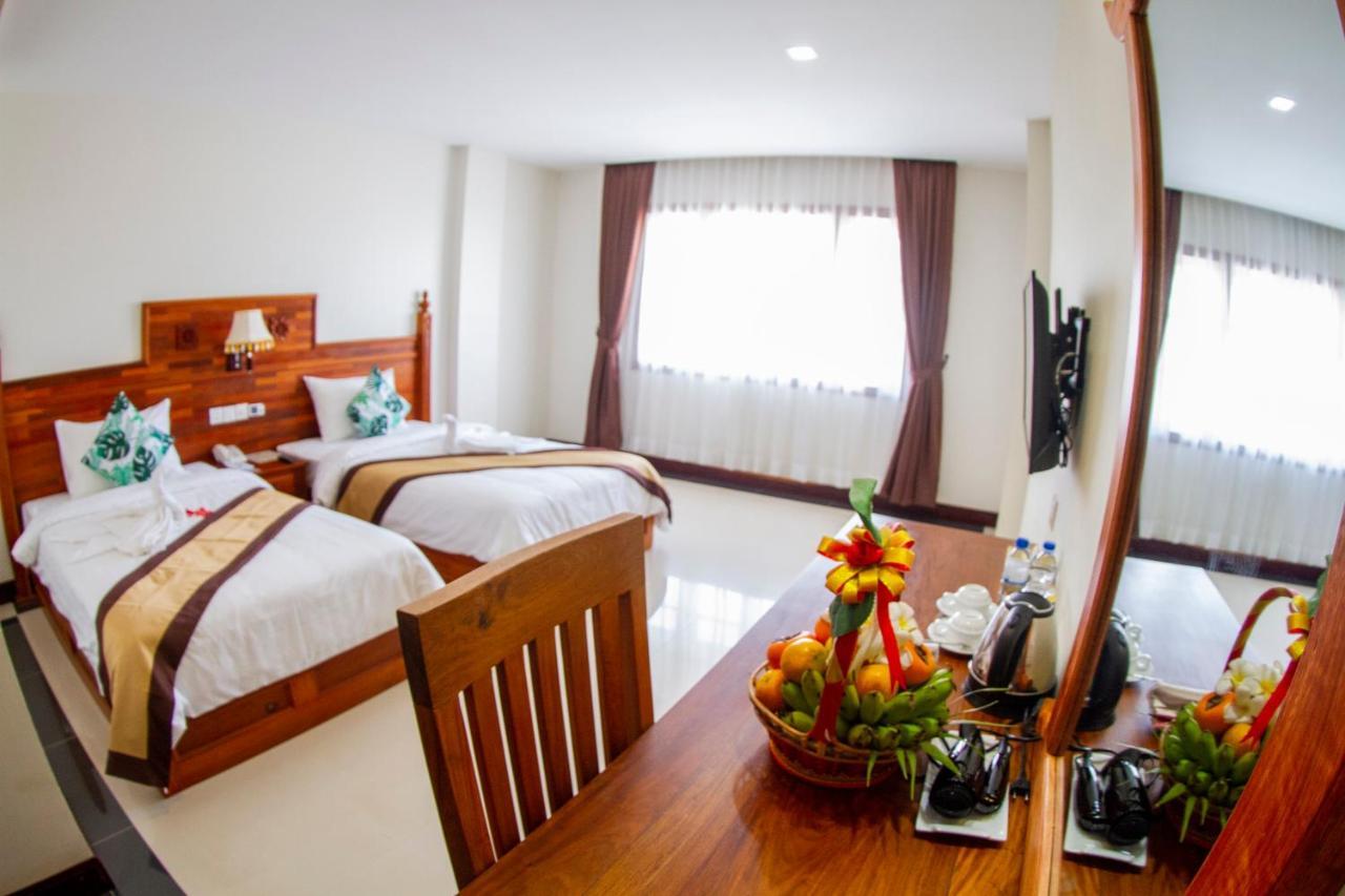 Kampong Thom Palace Hotel Exterior photo
