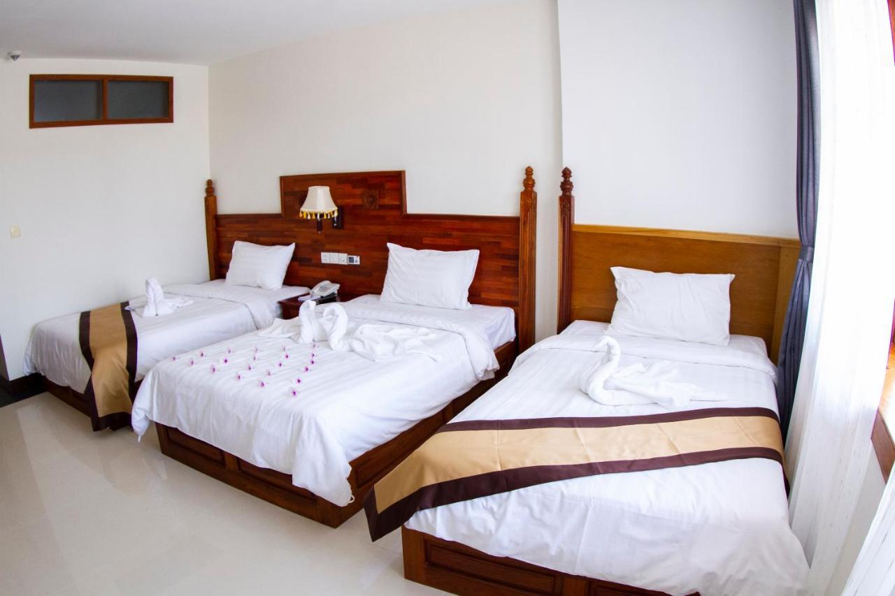 Kampong Thom Palace Hotel Exterior photo