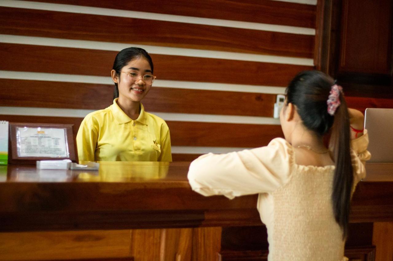 Kampong Thom Palace Hotel Exterior photo